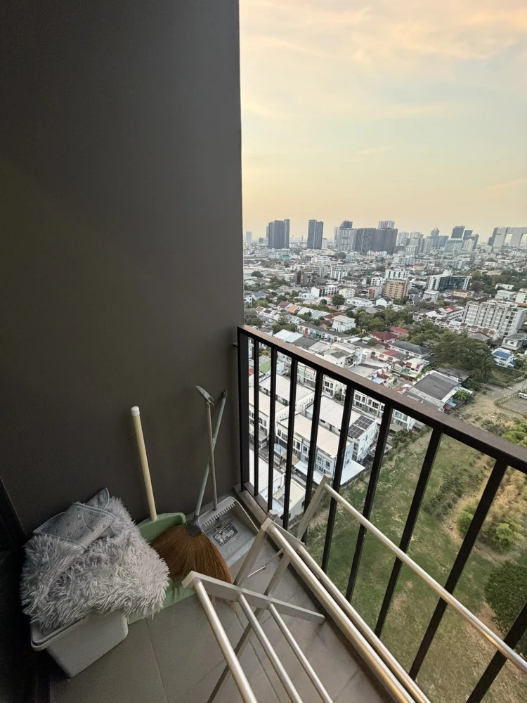 Selling Nue Noble Ratchada-Ladprao. Beautifully designed unit with clearly separated rooms, 22nd floor, North facing, great view, bright and airy. Don
