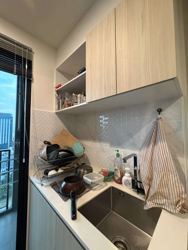 Selling Nue Noble Ratchada-Ladprao. Beautifully designed unit with clearly separated rooms, 22nd floor, North facing, great view, bright and airy. Don