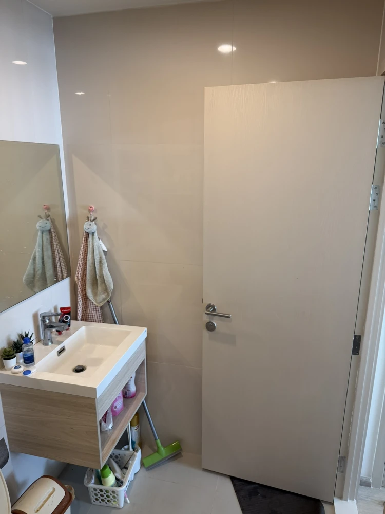 Selling Nue Noble Ratchada-Ladprao. Beautifully designed unit with clearly separated rooms, 22nd floor, North facing, great view, bright and airy. Don