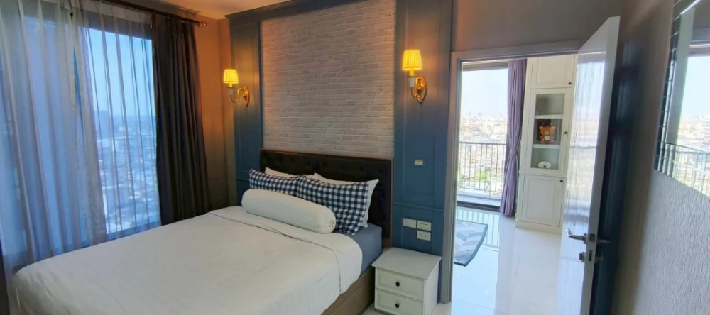 Selling NYE by Sansiri Tower A, very high floor unit with high-quality built-in furniture. Book now!