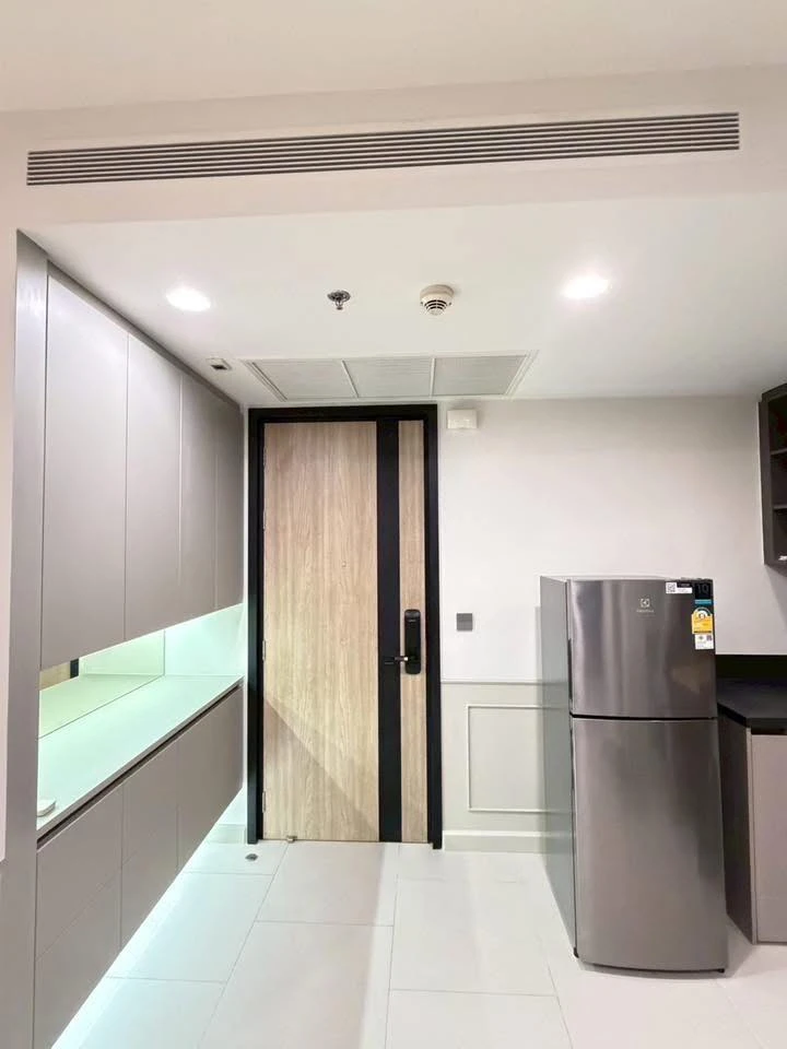 Selling Oka Haus Sukhumvit 36, 1 bedroom, 1 bathroom. Spacious room with ample usable space, fully furnished. Book now!