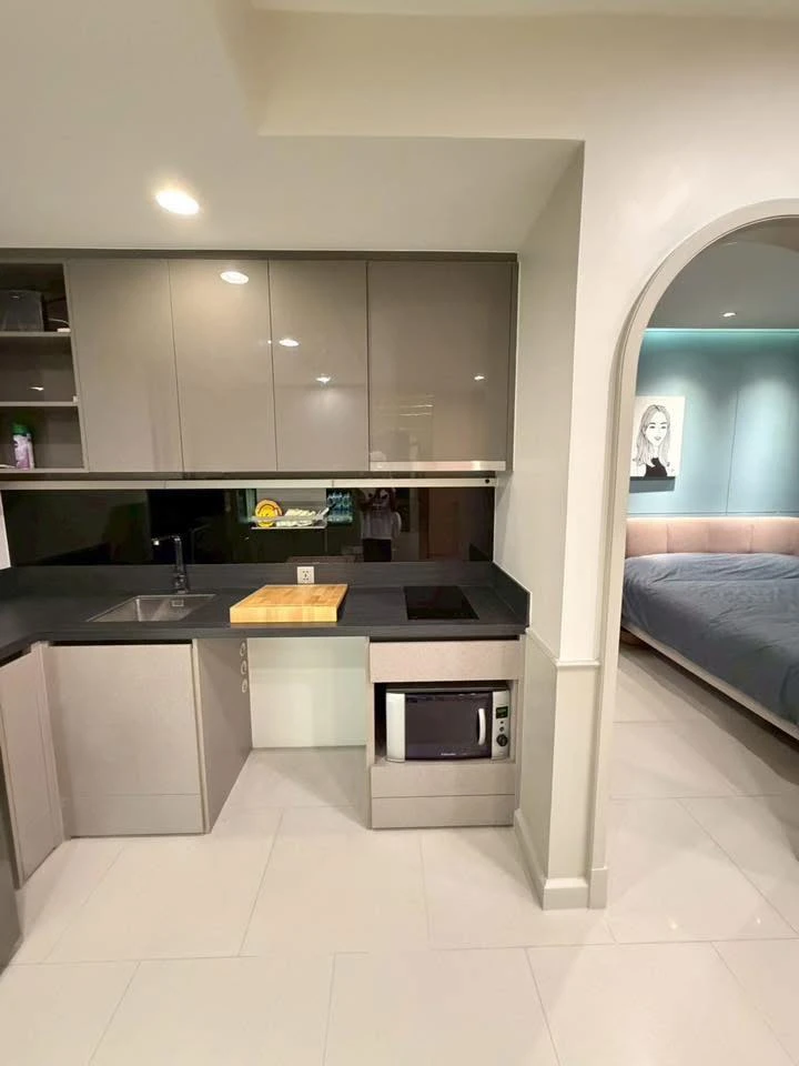 Selling Oka Haus Sukhumvit 36, 1 bedroom, 1 bathroom. Spacious room with ample usable space, fully furnished. Book now!