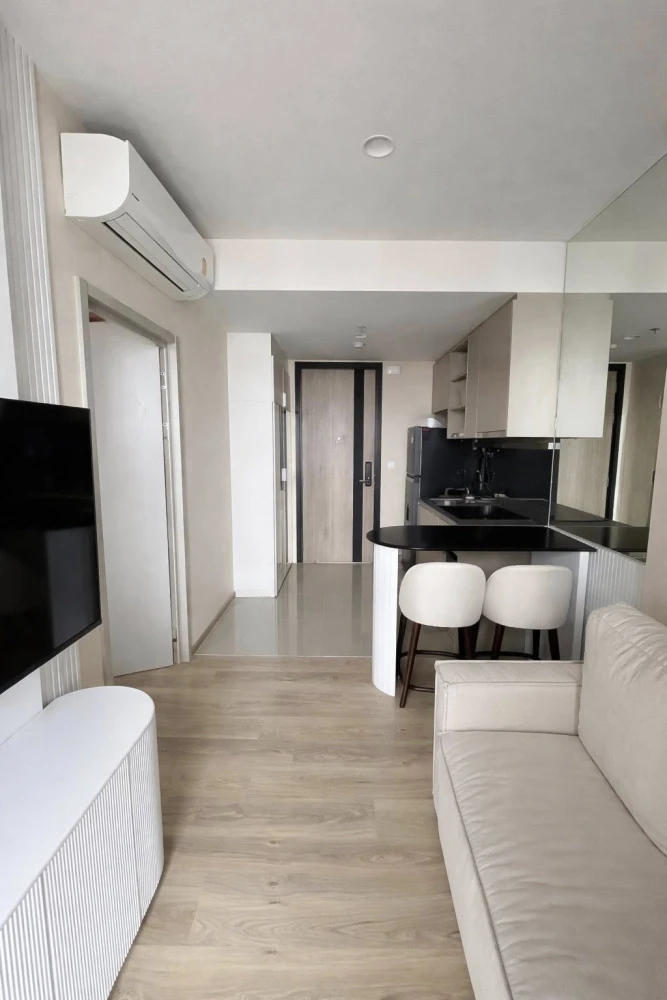 Selling Oka Haus Sukhumvit 36, 1 bedroom, 1 bathroom, fully furnished, spacious living area. Don't miss this great deal!