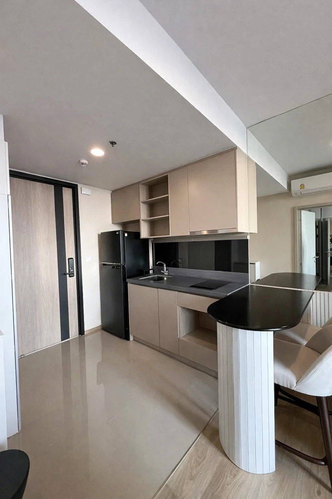 Selling Oka Haus Sukhumvit 36, 1 bedroom, 1 bathroom, fully furnished, spacious living area. Don't miss this great deal!