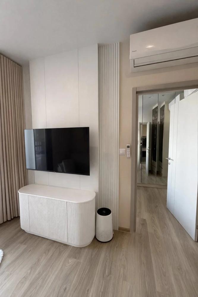 Selling Oka Haus Sukhumvit 36, 1 bedroom, 1 bathroom, fully furnished, spacious living area. Don't miss this great deal!