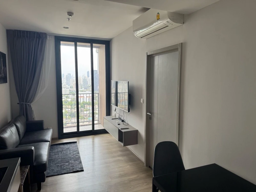 For sale: Oka Haus Sukhumvit 36, 25th floor, fully furnished room. Reserve now, don't miss out!