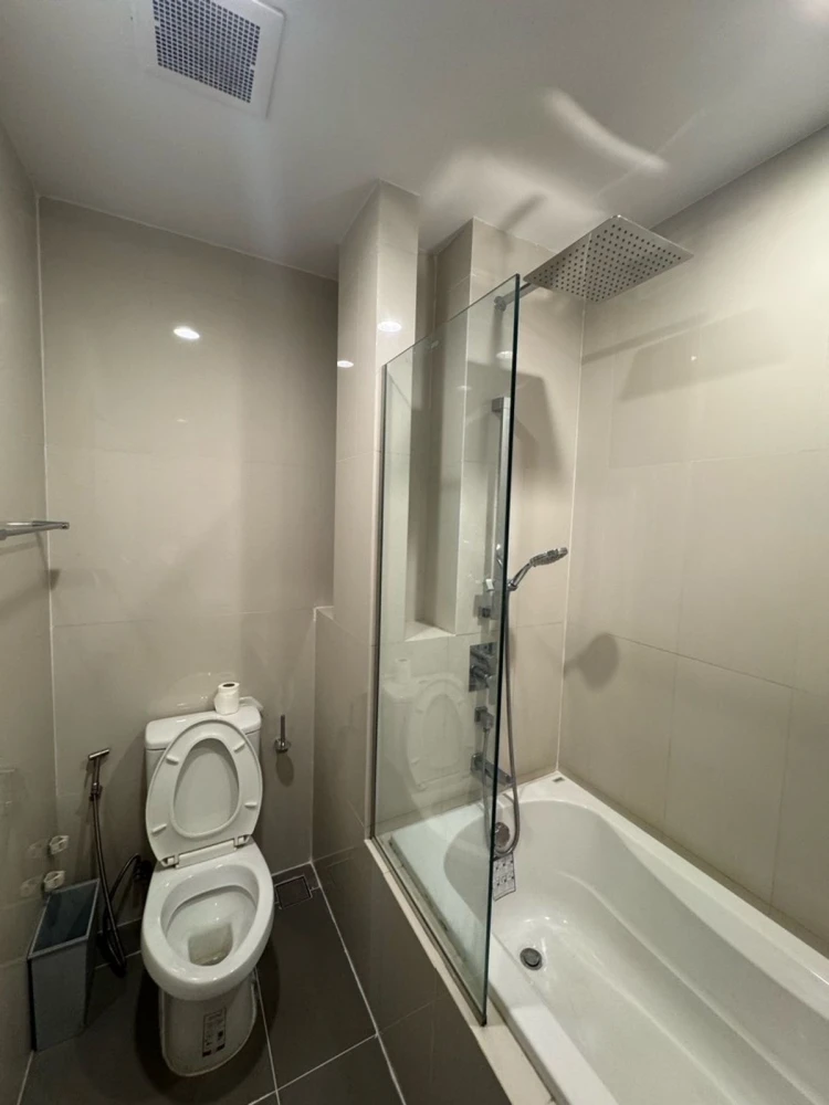 For sale: Oka Haus Sukhumvit 36, 25th floor, fully furnished room. Reserve now, don't miss out!