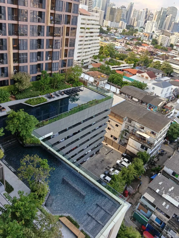 Selling Oka Haus Sukhumvit 36. Spacious rooms with ample usable space and high-quality built-in furniture. Book now!