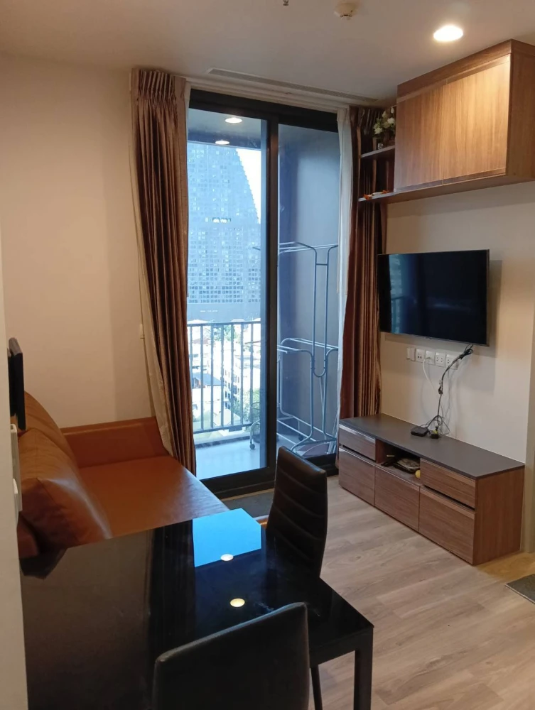 Selling Oka Haus Sukhumvit 36. Spacious rooms with ample usable space and high-quality built-in furniture. Book now!