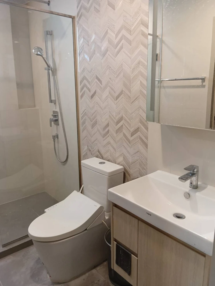 Selling Oka Haus Sukhumvit 36. Spacious rooms with ample usable space and high-quality built-in furniture. Book now!