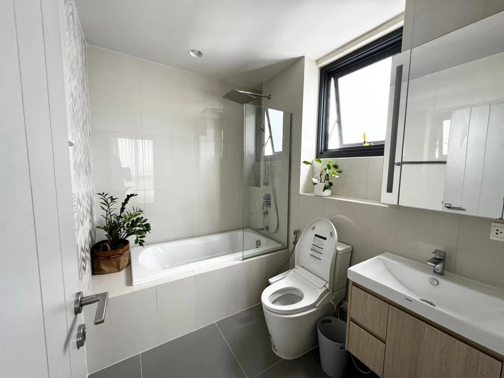 For sale: OKA Haus Sukhumvit 36, 16th floor, corner building, river view, quiet, with excellent built-in furniture. Don't miss out!