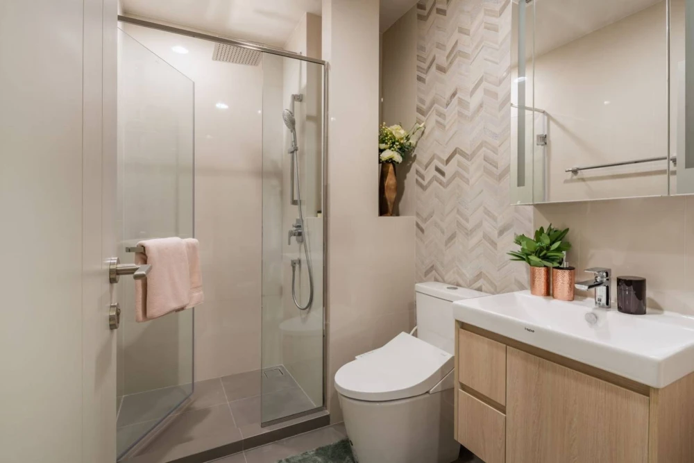 For sale: Oka Haus Sukhumvit 36, 25th floor, very high-rise, 2 bedrooms, 2 bathrooms, in a great location. Interested? Reserve now!