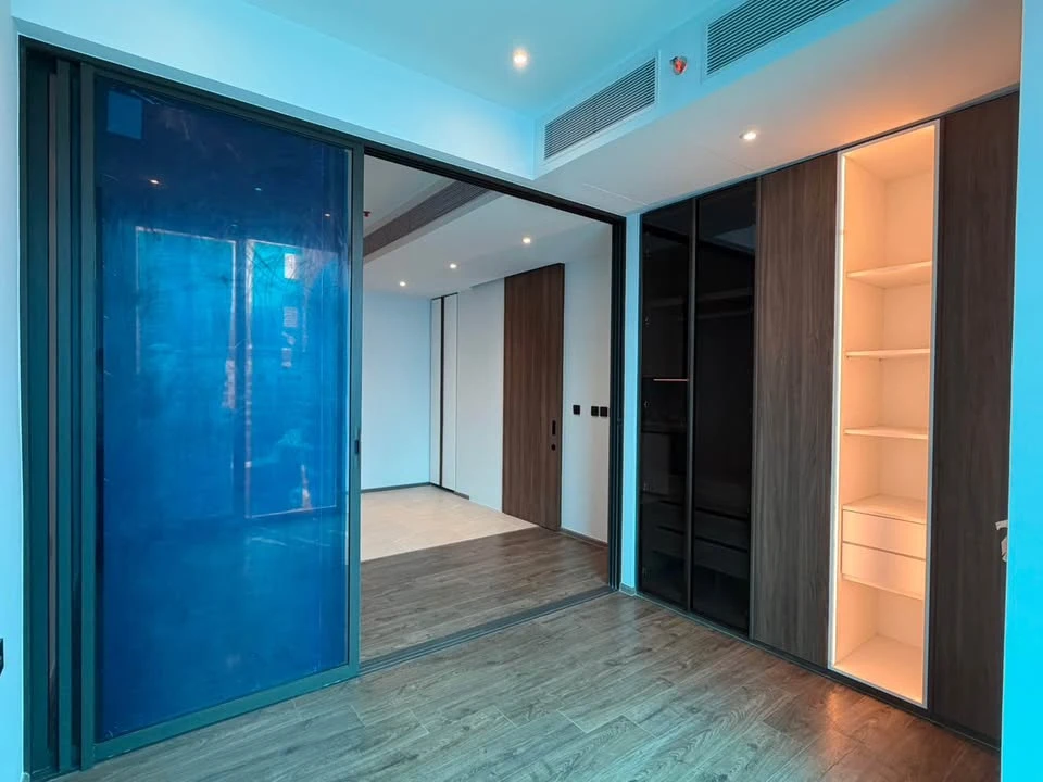 Selling OMM CONVENT, an empty but cozy and spacious room. Perfect for interior decorating enthusiasts! Book now!