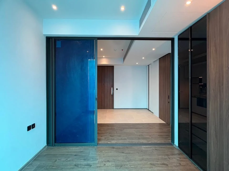 Selling OMM CONVENT, an empty but cozy and spacious room. Perfect for interior decorating enthusiasts! Book now!