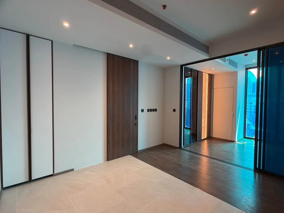Selling OMM CONVENT, an empty but cozy and spacious room. Perfect for interior decorating enthusiasts! Book now!