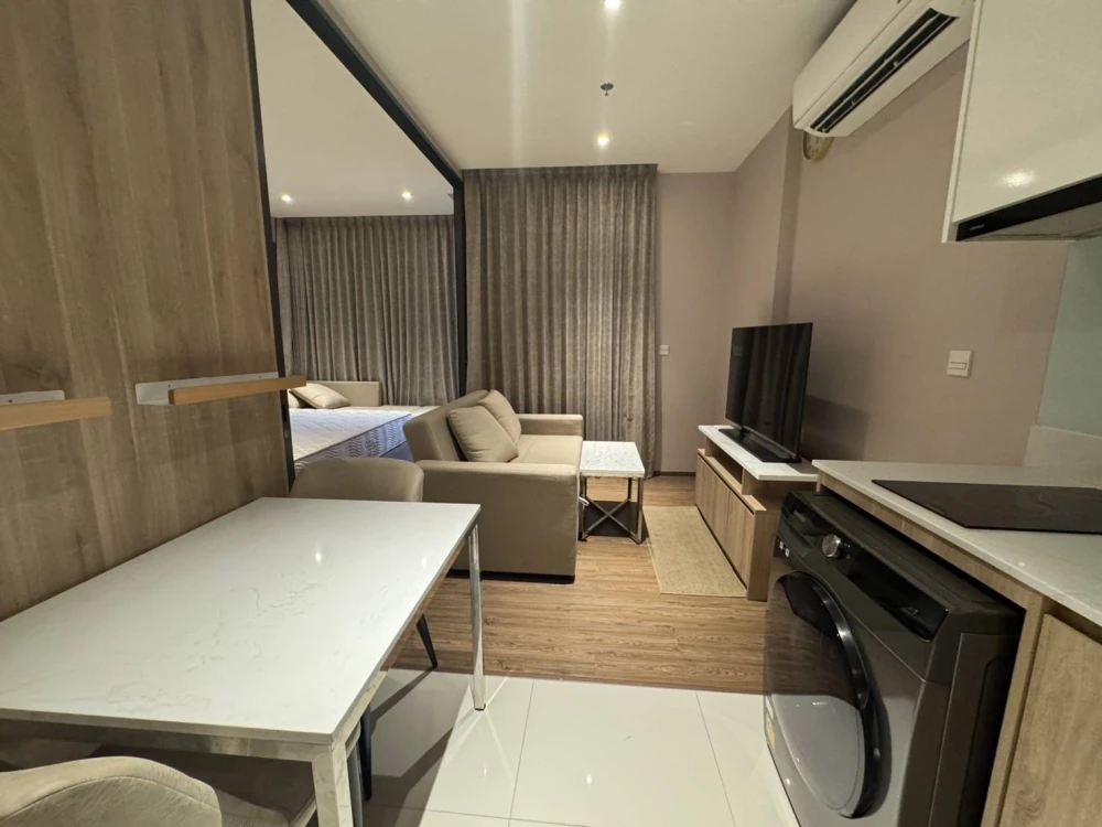 Once Pattaya, a luxury condo in the heart of North Pattaya, is for sale. Enjoy stunning sea views at the best price. Luxurious and sophisticated, it c
