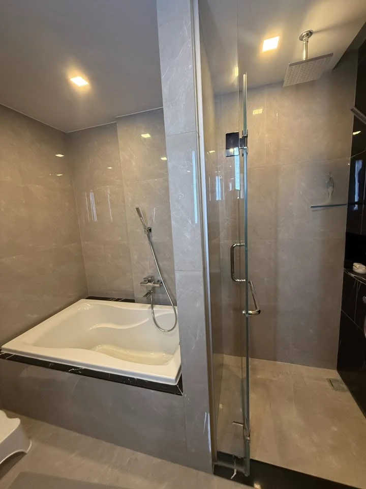Selling a One 9 Five Asoke-Rama 9 condo unit. It's a great place to live, fully furnished and equipped with appliances. Just bring your personal belon