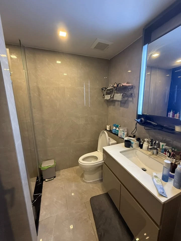 Selling a One 9 Five Asoke-Rama 9 condo unit. It's a great place to live, fully furnished and equipped with appliances. Just bring your personal belon