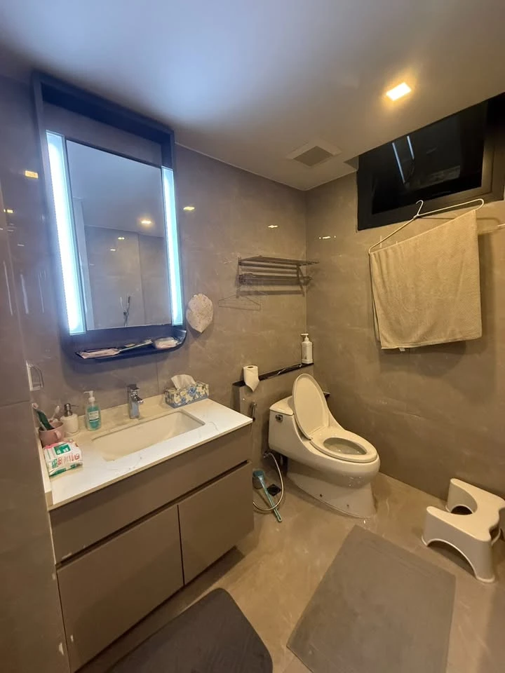Selling a One 9 Five Asoke-Rama 9 condo unit. It's a great place to live, fully furnished and equipped with appliances. Just bring your personal belon