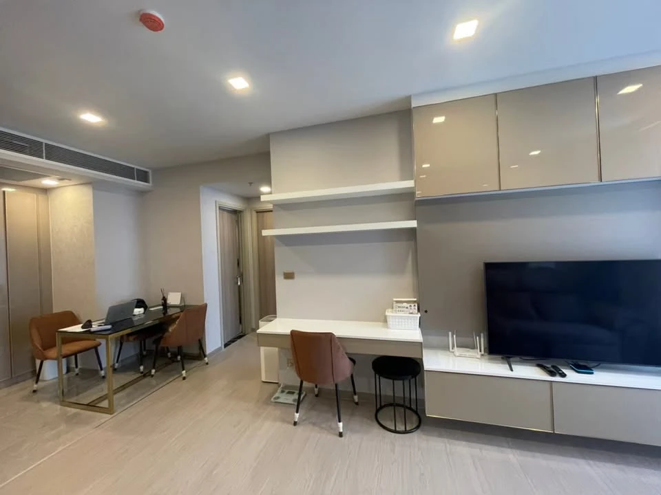 Selling a One 9 Five Asoke-Rama 9 condo unit. It's a great place to live, fully furnished and equipped with appliances. Just bring your personal belon