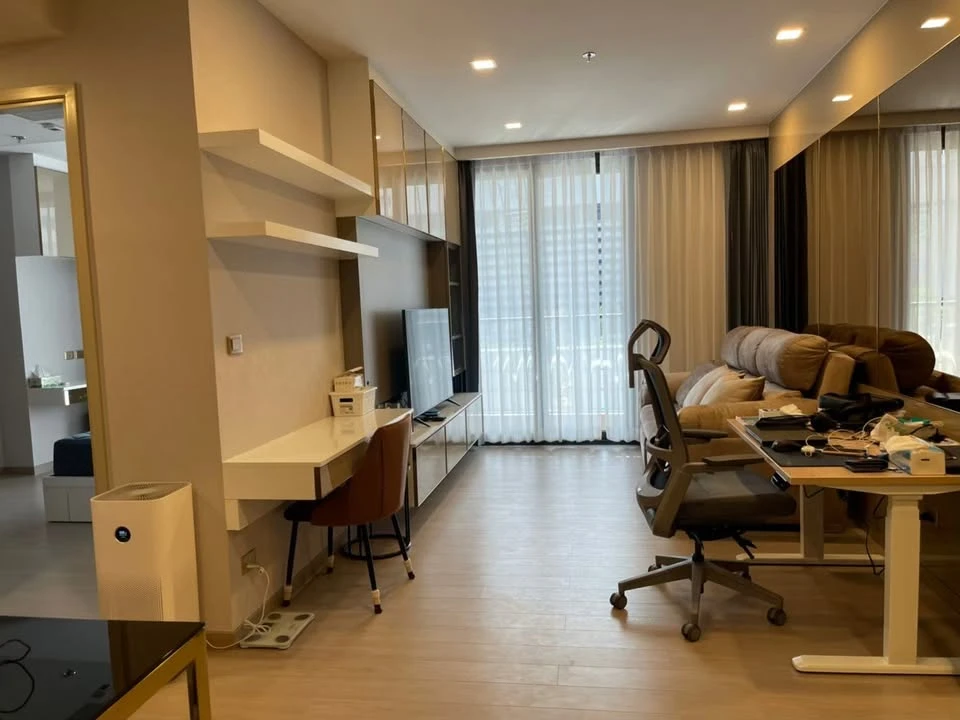 Selling a One 9 Five Asoke-Rama 9 condo unit. It's a great place to live, fully furnished and equipped with appliances. Just bring your personal belon