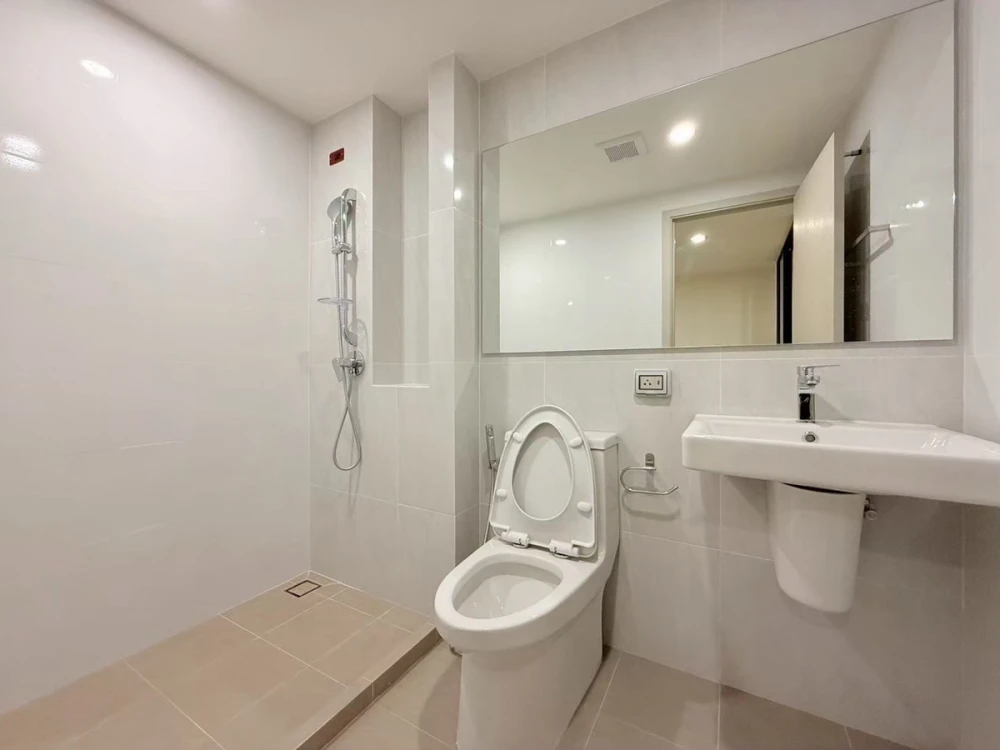 Selling Origin Play Sri Udom Station condo unit. Empty, spacious, and comfortable. Buy now!