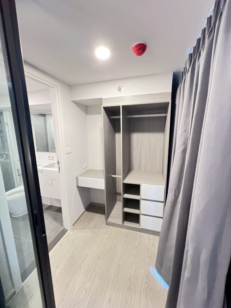 Origin Plug & Play Ramkhamhaeng Triple Station for sale. Spacious room with lots of usable space, high ceilings, fully furnished. Don't miss out!