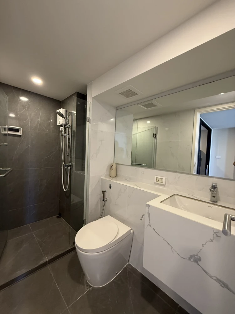 Selling an Origin Plug & Play Ramkhamhaeng Triple Station condo. Nice unit on the 9th floor with an unobstructed view and a separate walk-in closet. B