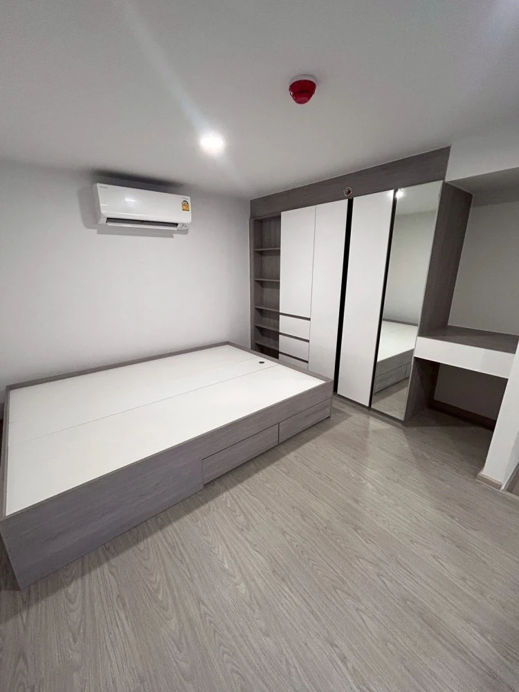 Selling an Origin Plug & Play Ramkhamhaeng Triple Station unit. It's a very high floor, Duo Space type, with a 4.2 meter ceiling.