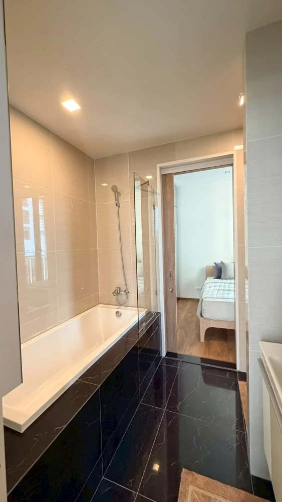 Selling a 2-bedroom unit at Park 24 Origin Phrom Phong. Spacious living area, fully furnished. Don't miss this great deal!