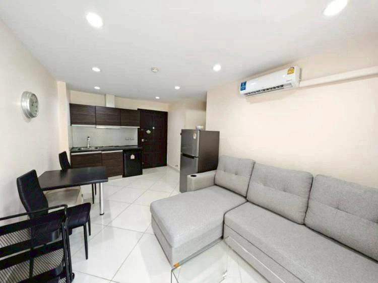 For sale: Park Lane Jomtien Resort, 1st floor, pool access, resort-like atmosphere, very worth booking.