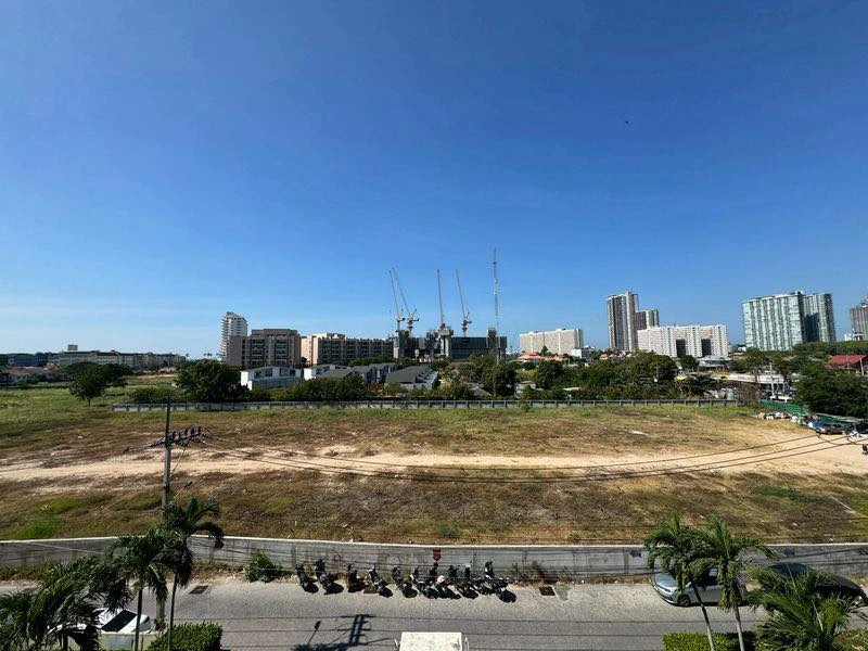 Selling a unit at Park Lane Jomtien. Enjoy stunning views and fully functional interior. You can't resist!