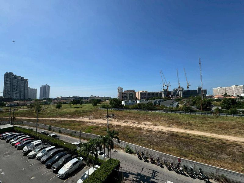 Selling a unit at Park Lane Jomtien. Enjoy stunning views and fully functional interior. You can't resist!