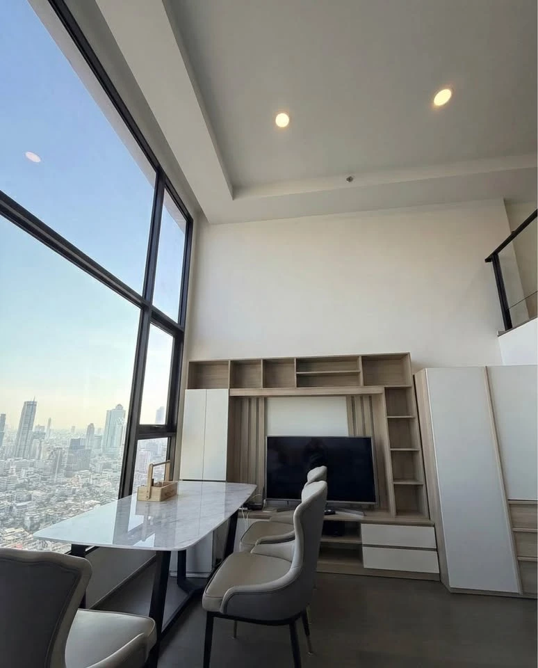 Selling Park Origin Chula Samyan Duplex unit. High ceilings, spacious and airy. 2 bedrooms, 2 bathrooms. Mahanakhon Tower view! Book now!