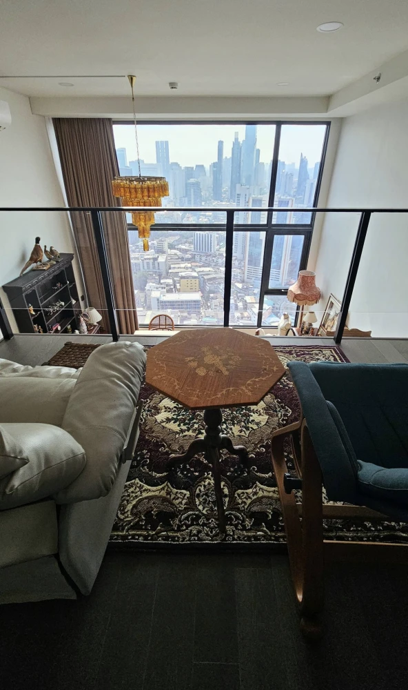 Selling a unit at Park Origin Chula Samyan, 34th floor – the highest floor with stunning city views. Stylish and chic interior. Book now!