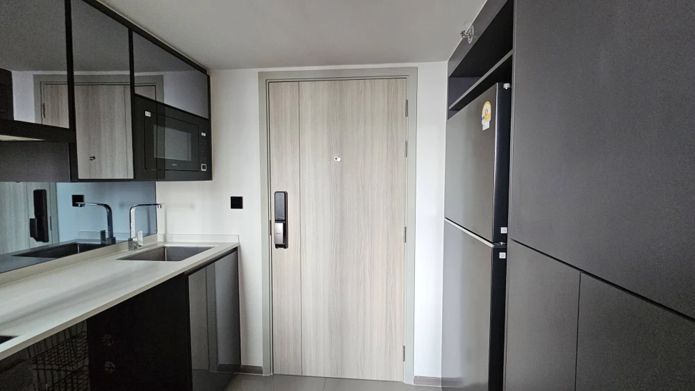 Selling a unit at Park Origin Chula Samyan, 34th floor – the highest floor with stunning city views. Stylish and chic interior. Book now!