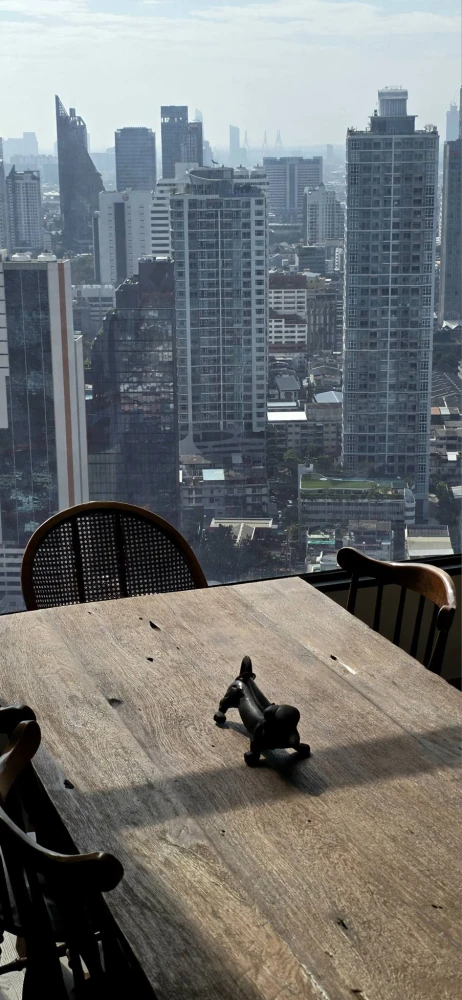 Selling a unit at Park Origin Chula Samyan, 34th floor – the highest floor with stunning city views. Stylish and chic interior. Book now!
