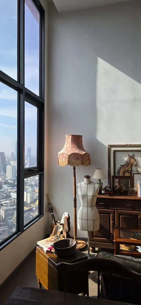 Selling a unit at Park Origin Chula Samyan, 34th floor – the highest floor with stunning city views. Stylish and chic interior. Book now!