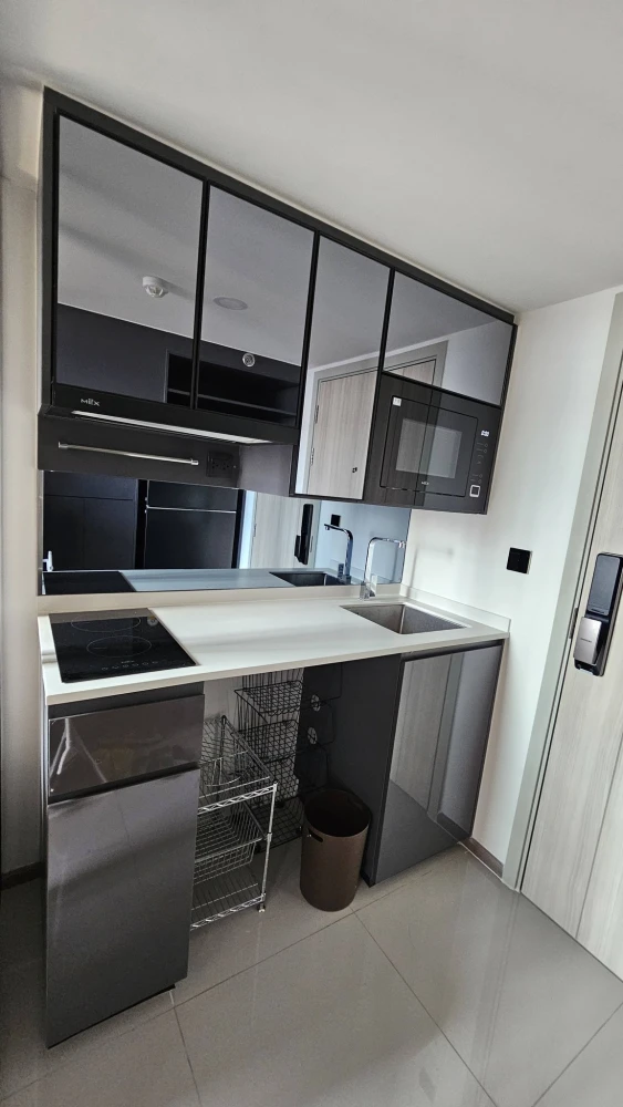 Selling a unit at Park Origin Chula Samyan, 34th floor – the highest floor with stunning city views. Stylish and chic interior. Book now!
