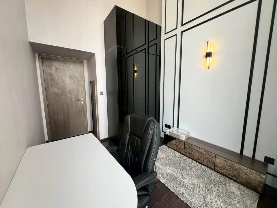 Selling a Park Origin Thonglor unit, very high floor, beautifully decorated and ready to move in.