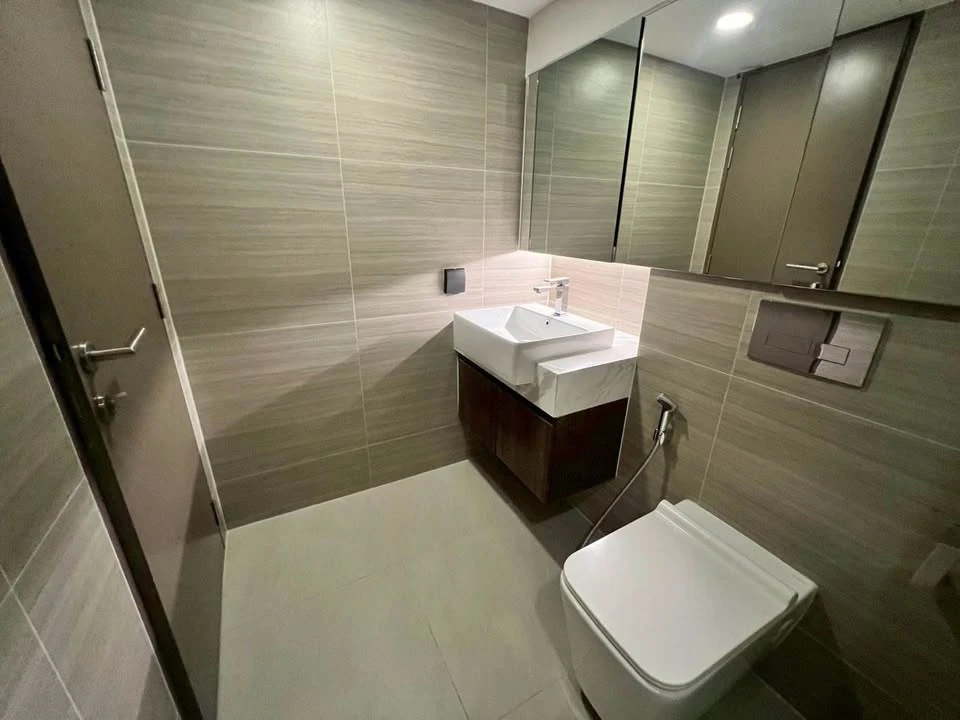 Selling a Park Origin Thonglor unit, very high floor, beautifully decorated and ready to move in.