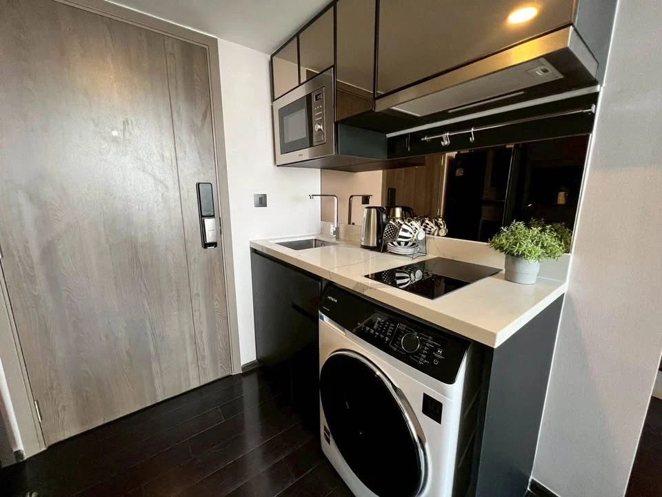 Selling a Park Origin Thonglor unit, very high floor, beautifully decorated and ready to move in.