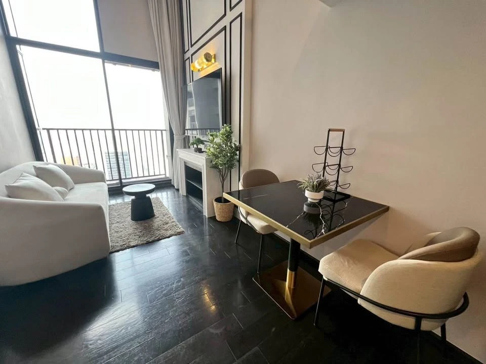Selling a Park Origin Thonglor unit, very high floor, beautifully decorated and ready to move in.