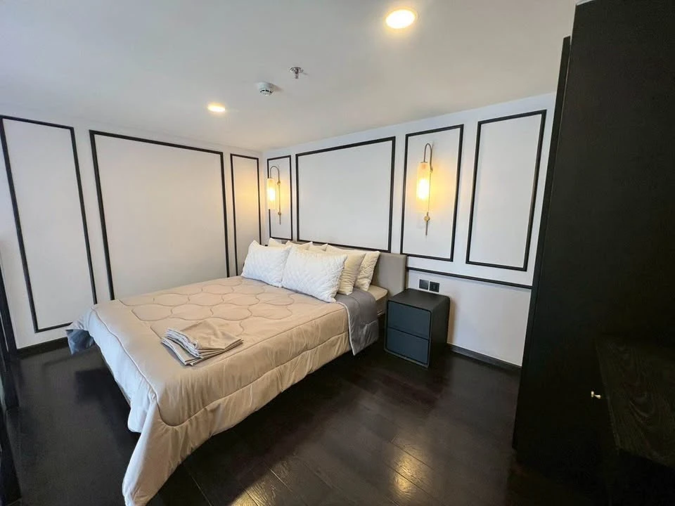 Selling a Park Origin Thonglor unit, very high floor, beautifully decorated and ready to move in.