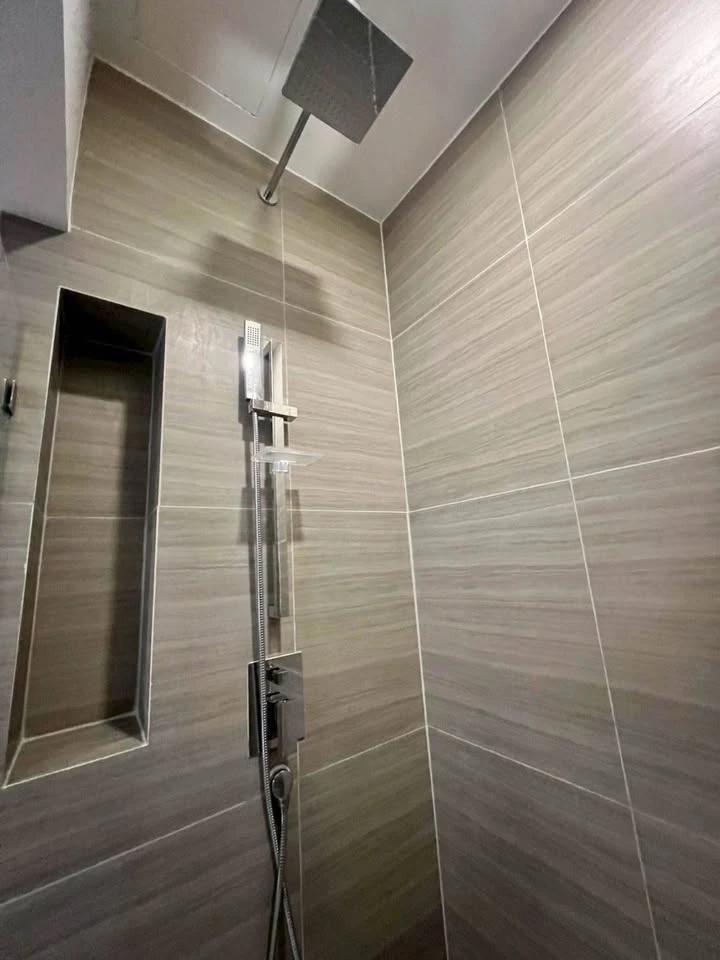 Selling a Park Origin Thonglor unit, very high floor, beautifully decorated and ready to move in.