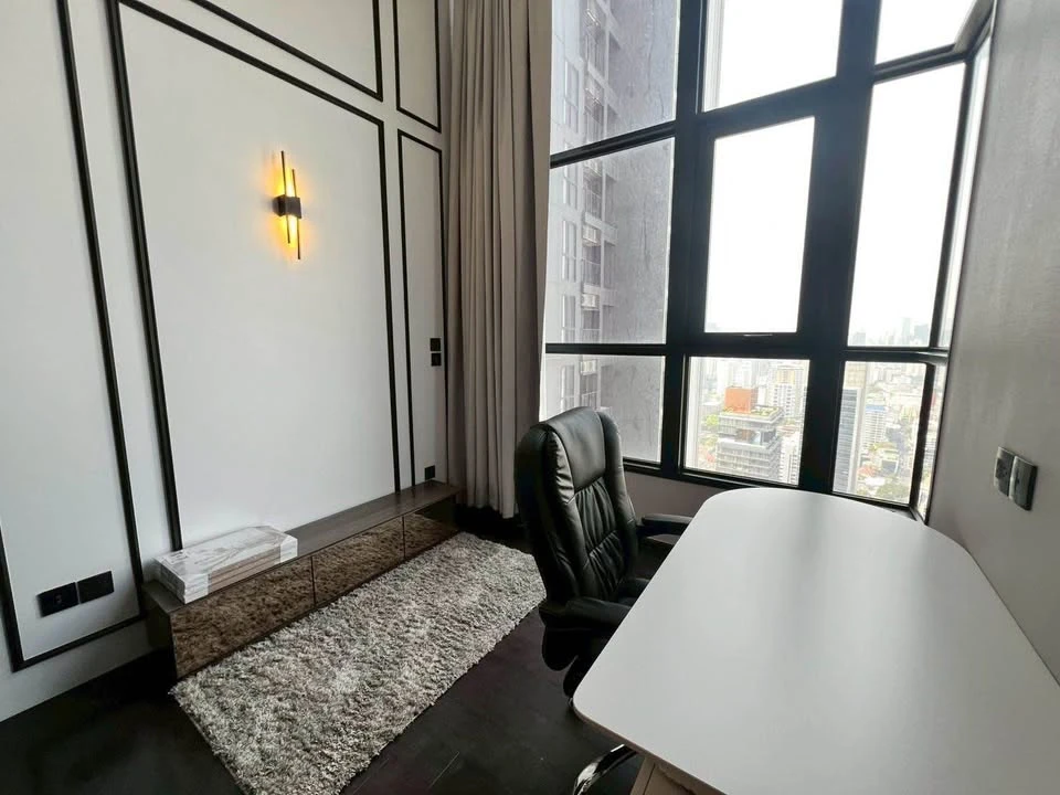 Selling a Park Origin Thonglor unit, very high floor, beautifully decorated and ready to move in.