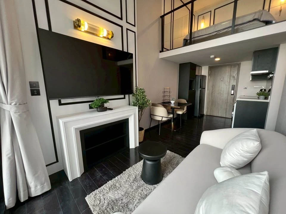 Selling a Park Origin Thonglor unit, very high floor, beautifully decorated and ready to move in.