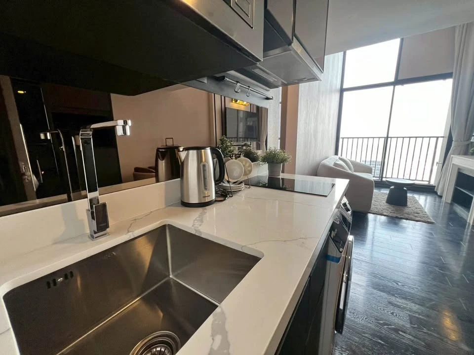 Selling a Park Origin Thonglor unit, very high floor, beautifully decorated and ready to move in.
