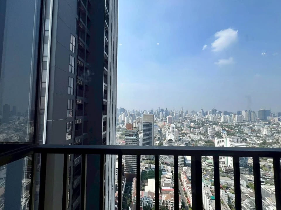 Selling a Park Origin Thonglor unit, very high floor, beautifully decorated and ready to move in.