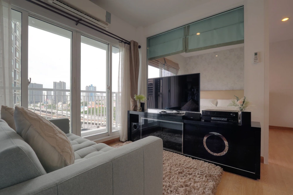 For sale: Parkland Grand Taksin, beautifully decorated, built-in, complete with furniture and appliances. Hurry and reserve before it's too late.